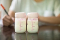 Nhiệt độ sữa cho trẻ sơ sinh uống bao nhiêu là an toàn?